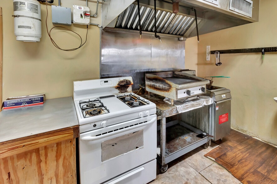 More Photos Of 1100 W US Highway 59 Feeder, Ganado Convenience Store For Sale