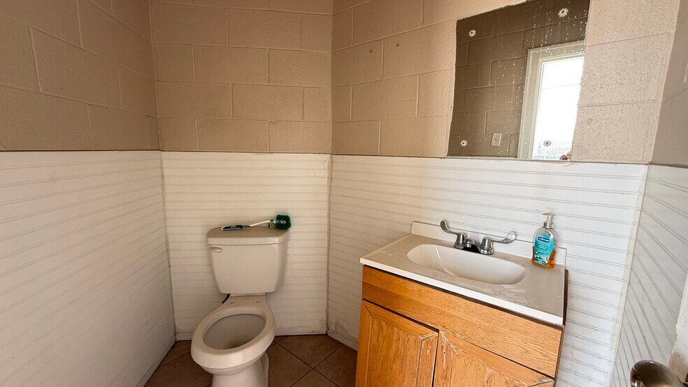 More Photos Of 1302 E 2nd St, Odessa Service For Sale