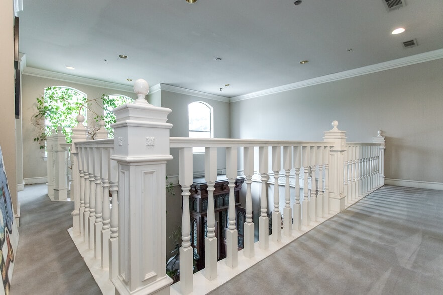 More Photos Of 4821 Broadway St, Addison Office For Sale