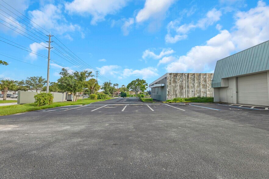More Photos Of 10781 75th St N, Seminole Light Manufacturing For Lease
