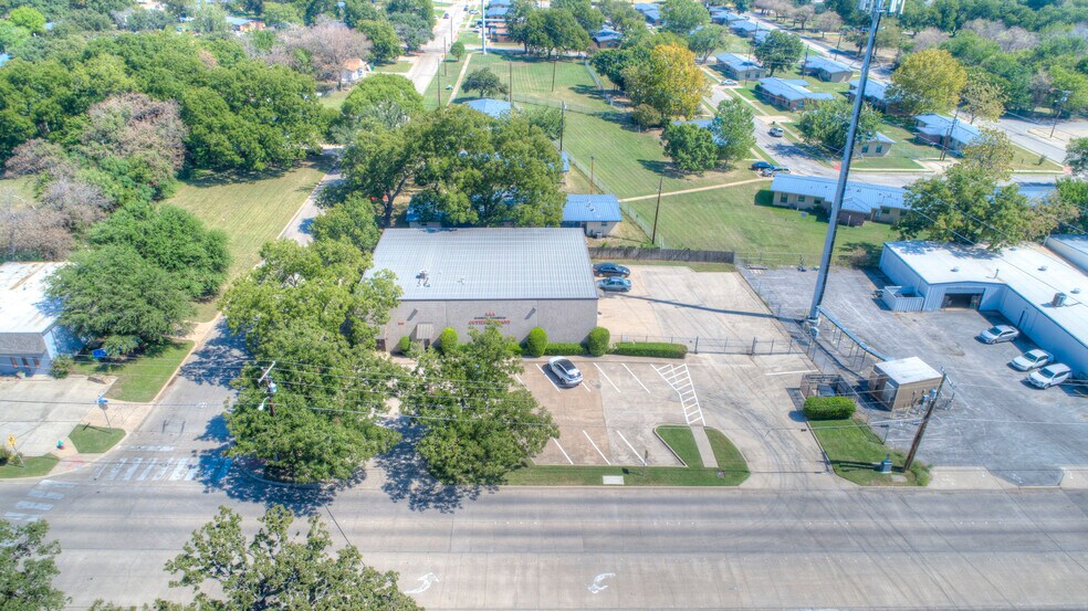 More Photos Of 2620 Carson St, Haltom City Light Distribution For Lease