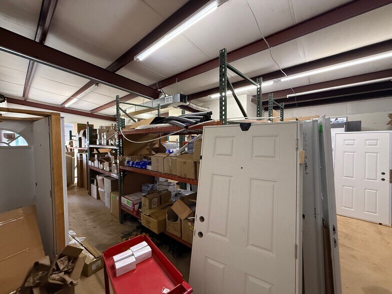 More Photos Of 1601 Spring Dr, Opelika Showroom For Lease