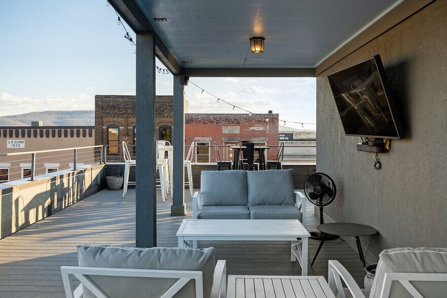 More Photos Of 207 E Main St, McMinnville General Retail For Sale