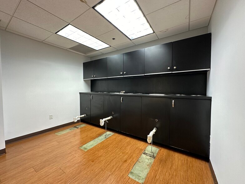More Photos Of 4 S Linn St, Iowa City Office For Lease