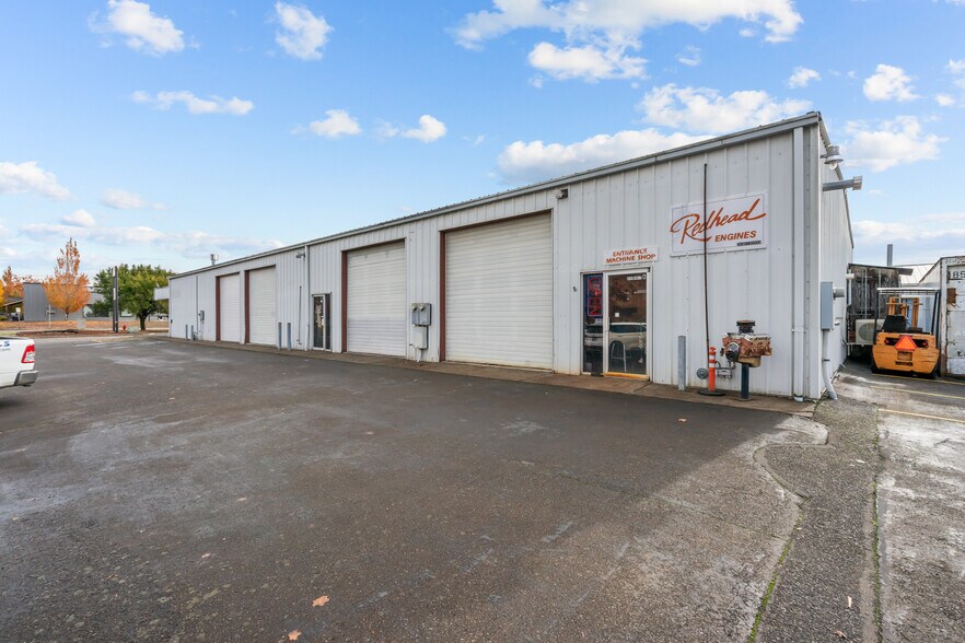 More Photos Of 999 N 1st St, Silverton Freestanding For Sale