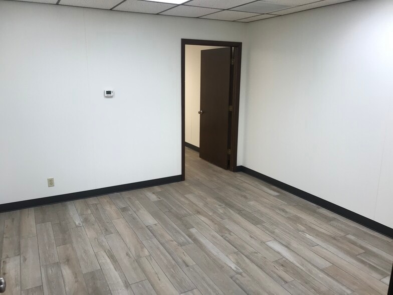 More Photos Of 1109 W Detroit St, Broken Arrow Warehouse For Lease