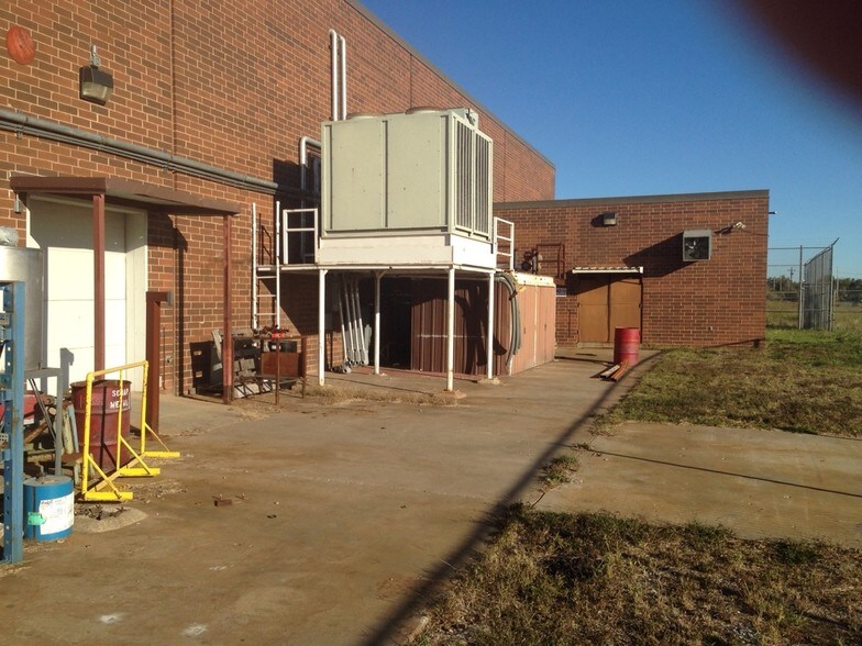 More Photos Of 711 W 9th St, Hobart Manufacturing For Lease