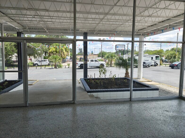 More Photos Of 3333 N Main St, Jacksonville Light Manufacturing For Lease