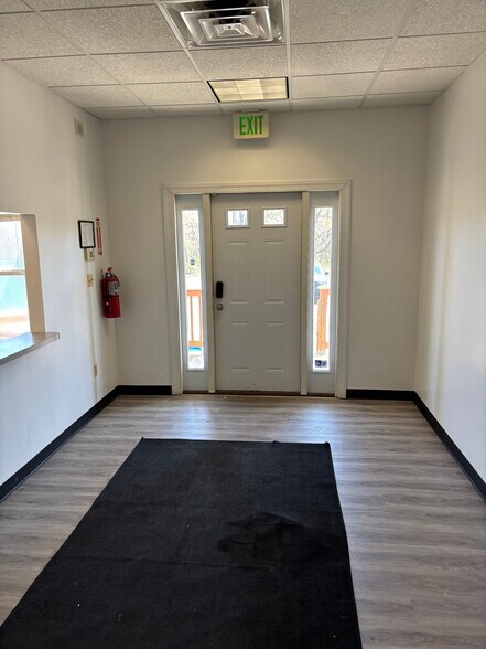 More Photos Of 95 N Leslie Rd, North East Office Residential For Lease