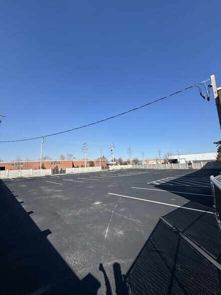 More Photos Of 1000 Lively Blvd, Elk Grove Village Warehouse For Lease