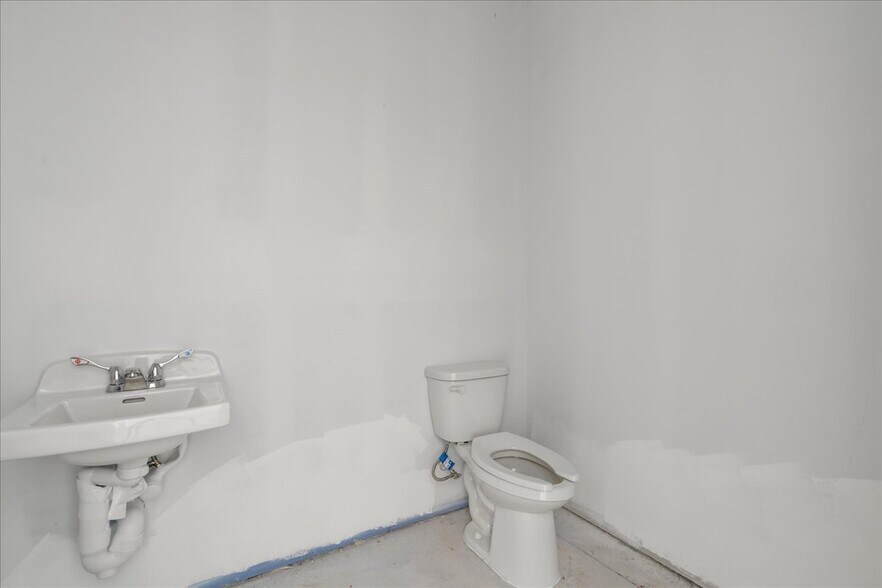 More Photos Of 2620-2630 NW 13th St, Gainesville Unknown For Lease