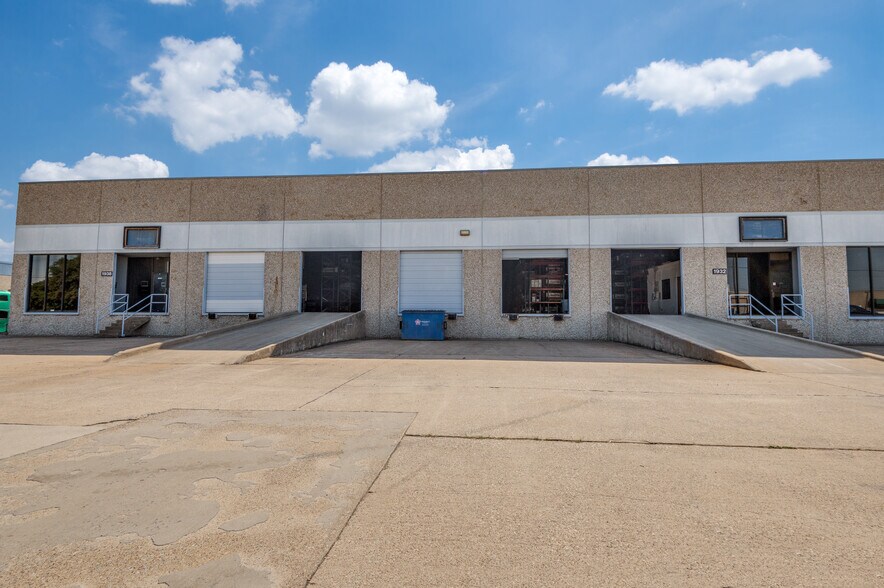 More Photos Of 1922-1938 N Great Southwest Pky, Grand Prairie Distribution For Lease
