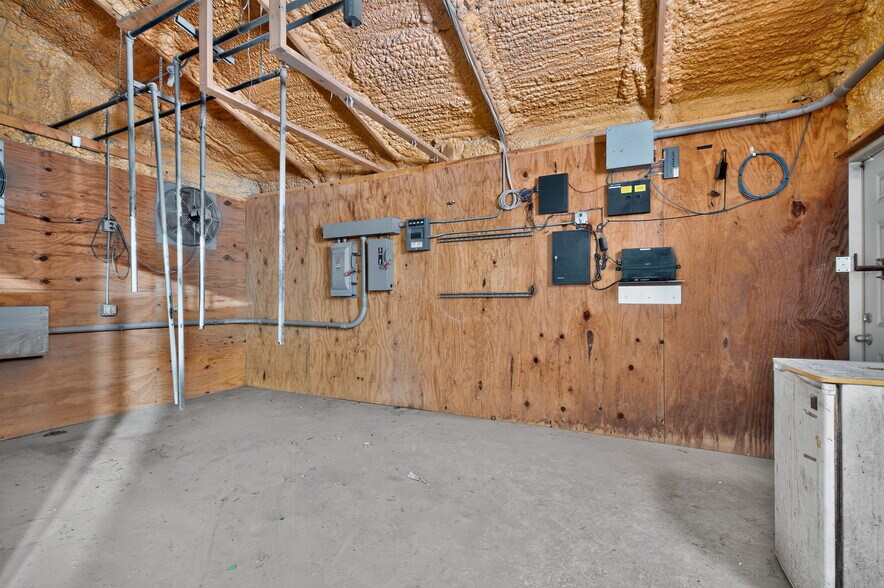 More Photos Of 287 Evergreen Rd, Strafford Industrial For Lease