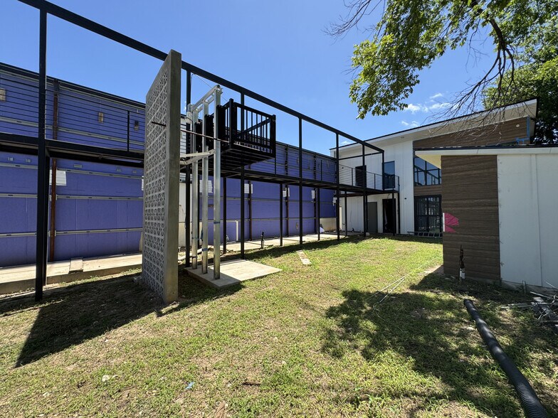 More Photos Of 4707 Harmon Ave, Austin Storefront Retail Residential For Sale