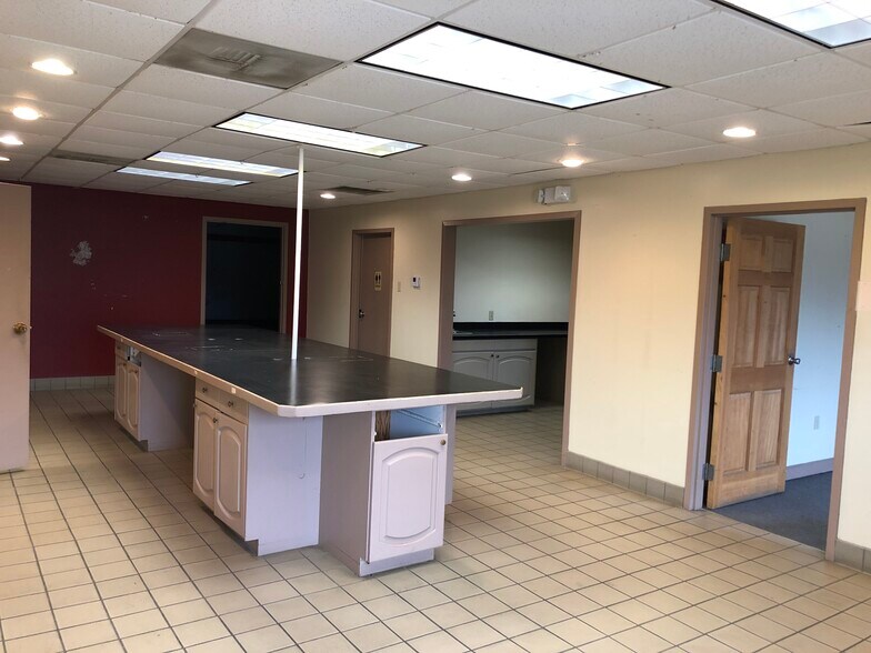 More Photos Of 355 Distribution Dr, Madison Distribution For Lease