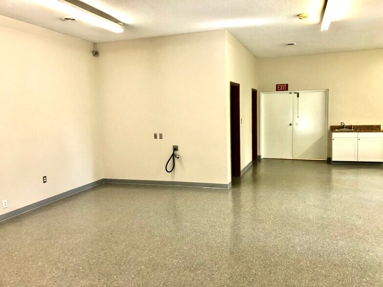 More Photos Of 1222 Hardin Rd, Dallas Manufacturing For Lease