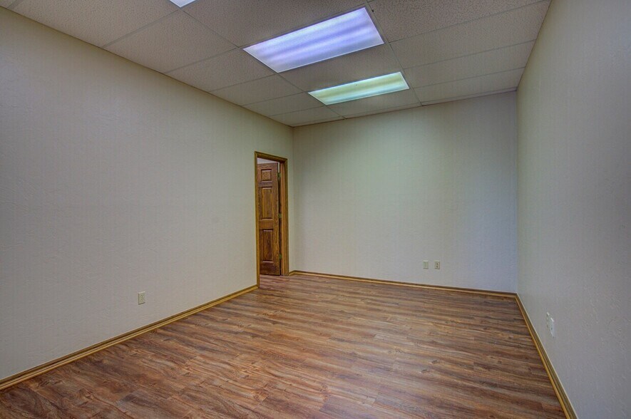 More Photos Of 2830 NW 32nd St, Newcastle Office For Lease