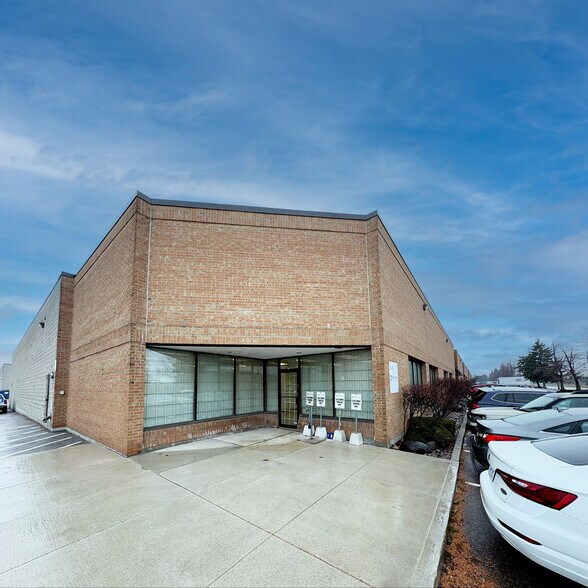 More Photos Of 1750 Courtneypark Dr E, Mississauga Showroom For Lease