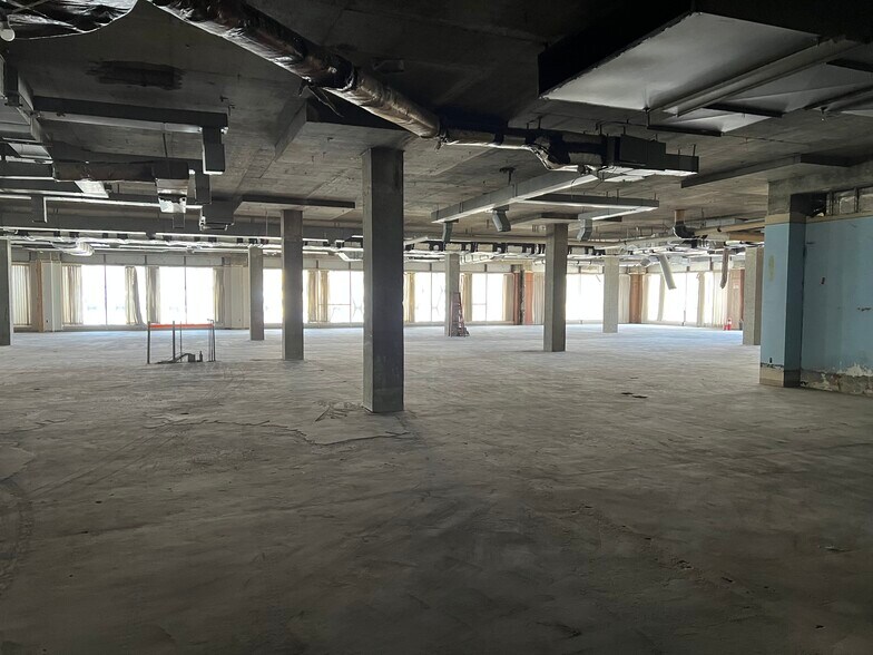 More Photos Of 616 SE Jefferson St, Topeka Light Distribution For Lease