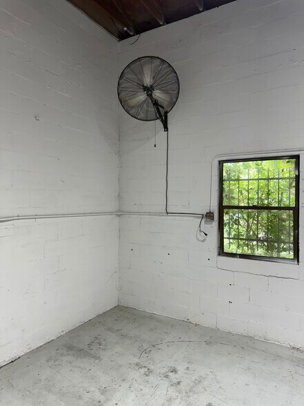 More Photos Of 4131 Lenox Ave, Jacksonville Warehouse For Lease