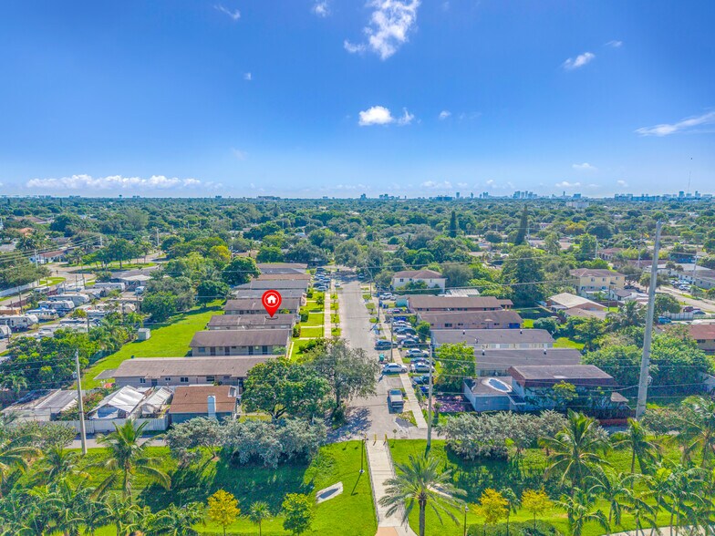 More Photos Of 5923 Pierce St, Hollywood Multifamily For Sale