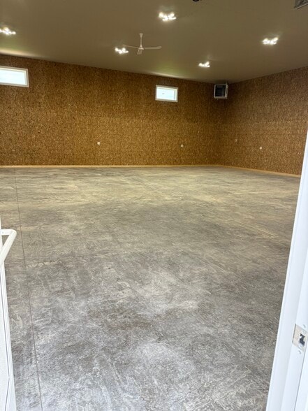 More Photos Of 1405 Enterprise Dr, De Pere Flex For Lease