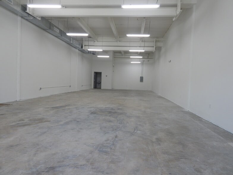 More Photos Of 370 NE 75th St, Miami Showroom For Lease