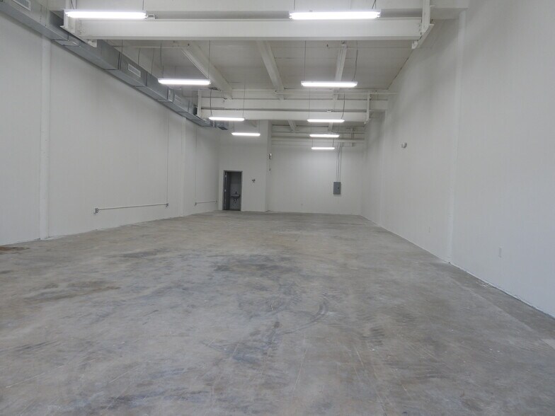 More Photos Of 370 NE 75th St, Miami Showroom For Lease