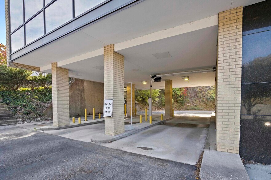 More Photos Of 5942 Us-60, Ashland Bank For Sale