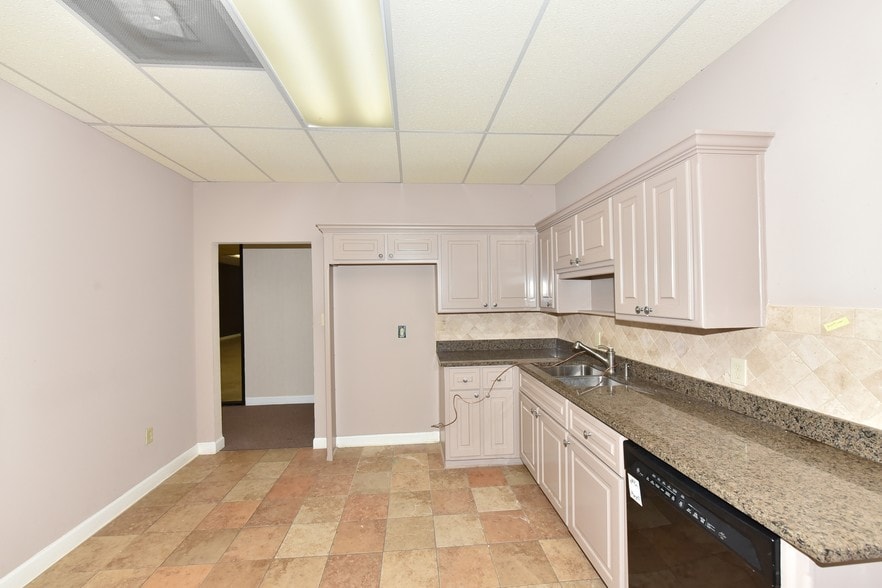 More Photos Of 3120 Medlock Bridge Rd, Peachtree Corners Light Distribution For Lease