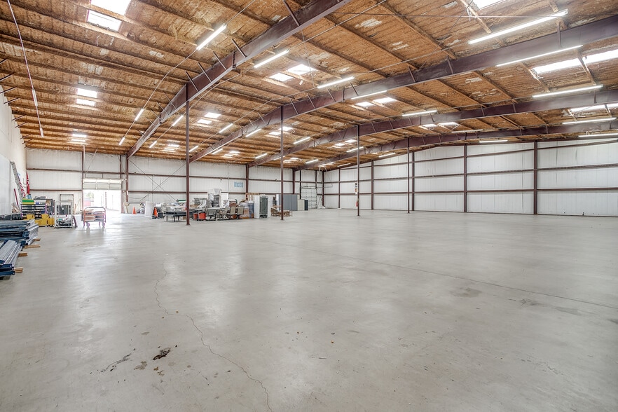 More Photos Of 1841 W Division St, Arlington Warehouse For Sale