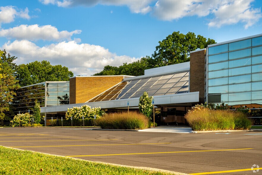 More Photos Of 2600 S Telegraph Rd, Bloomfield Hills Office For Lease