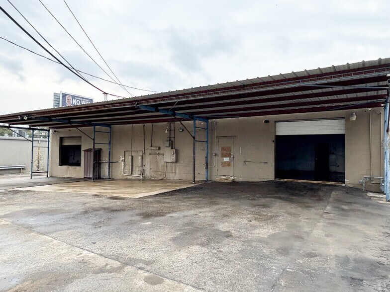 More Photos Of 511-513 W Rhapsody Dr, San Antonio Service For Lease