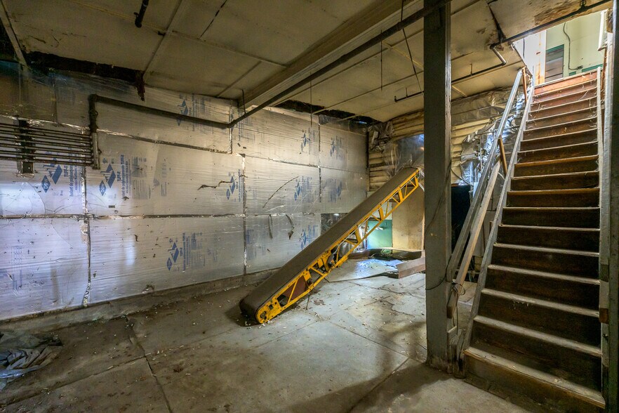 More Photos Of 515 Columbia St, Hudson Warehouse For Sale