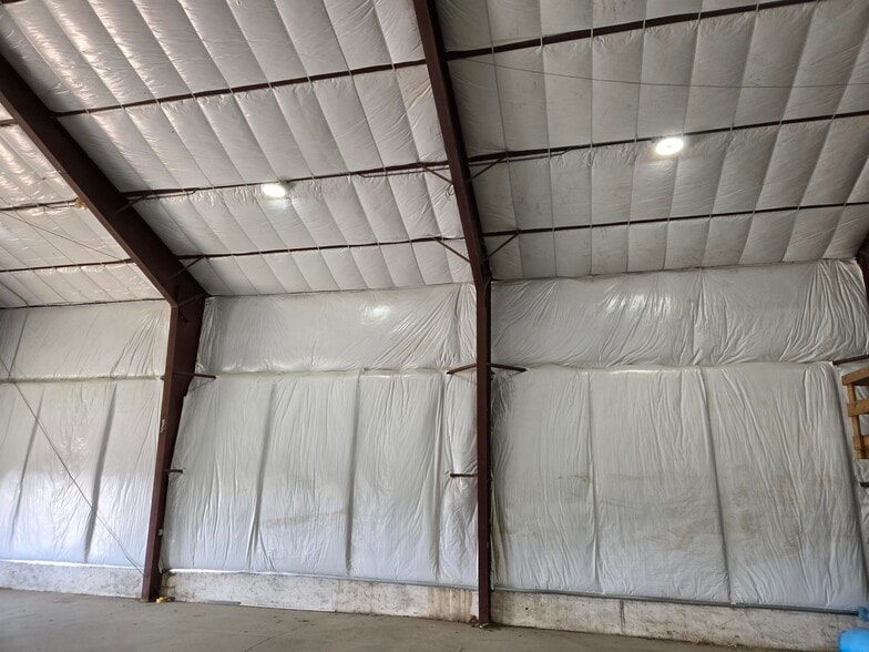 More Photos Of 181-185 Sabre Dr, Sebring Warehouse For Lease