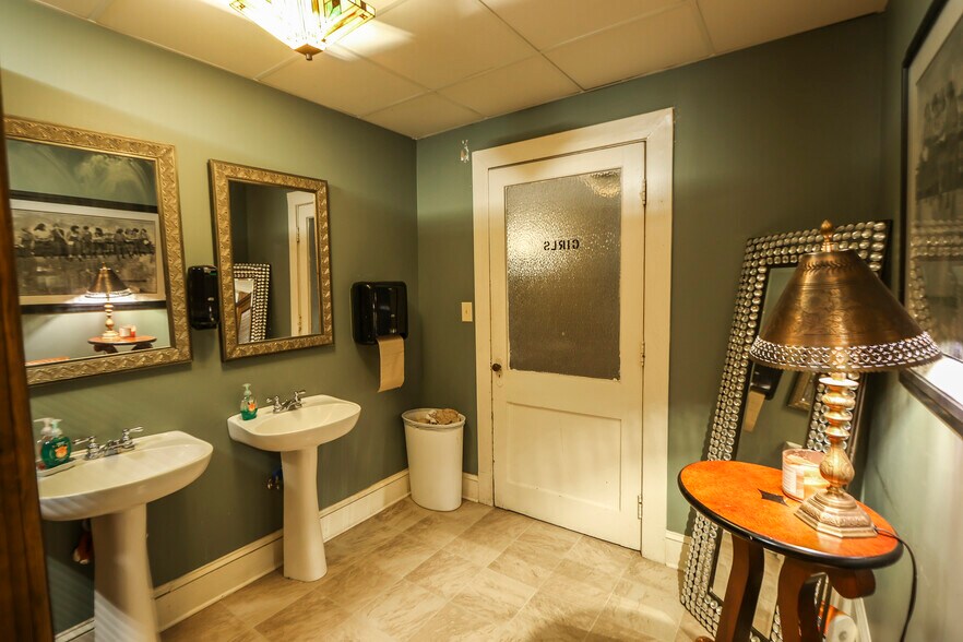 More Photos Of 1024 Noble St, Anniston Storefront Retail Office For Sale