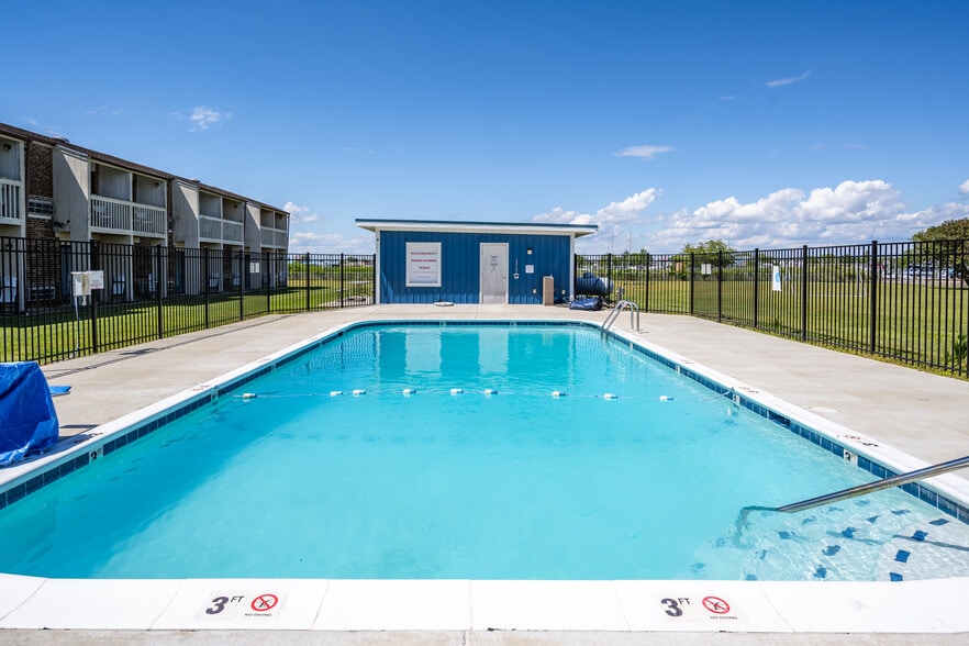 More Photos Of 700 Norris Harbor Dr, Crisfield Hotel For Sale