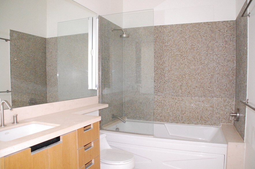 More Photos Of 8 Brooks Ave, Venice Apartments For Lease