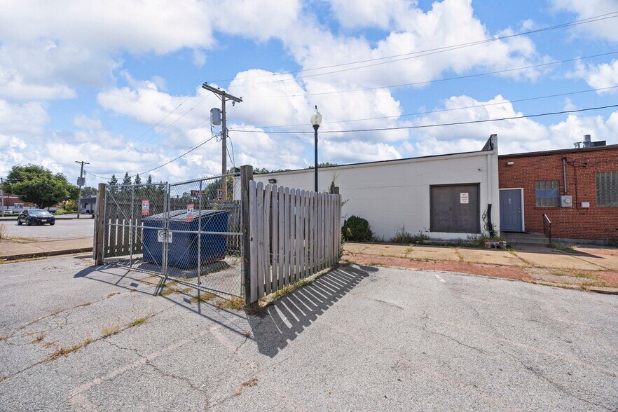 More Photos Of 110 S Florissant Rd, Saint Louis Storefront For Sale