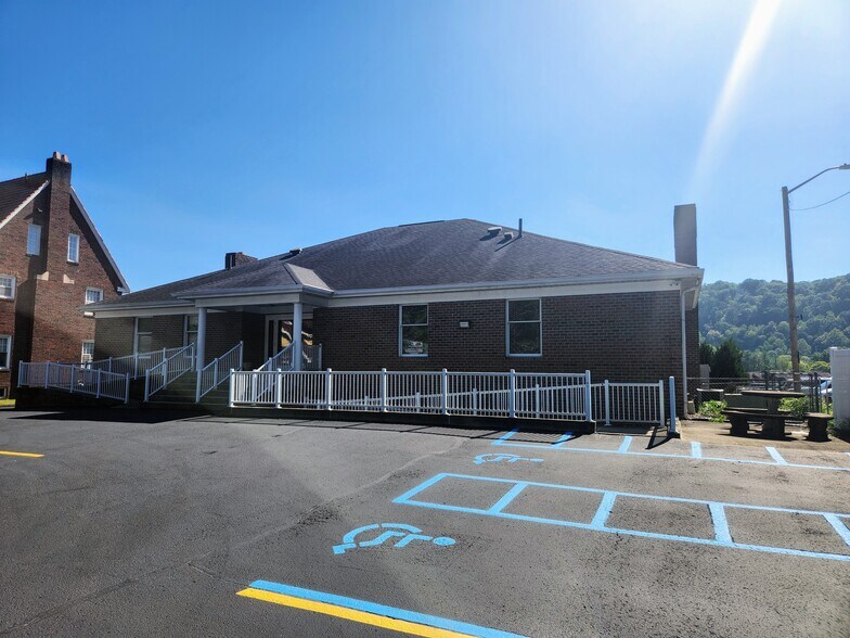 2110 Kanawha Blvd E, Charleston, WV 25311 Office For Lease