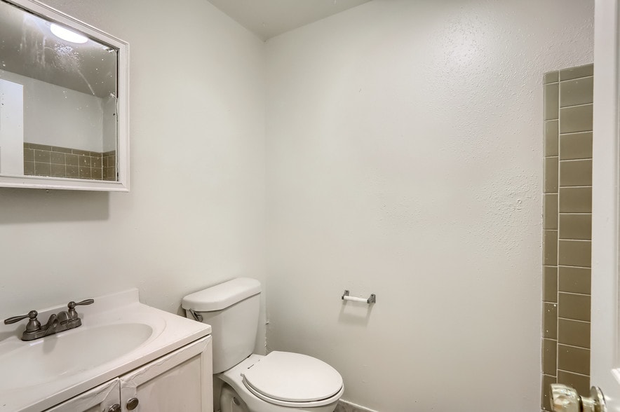 More Photos Of 1610 Boston St, Aurora Apartments For Sale