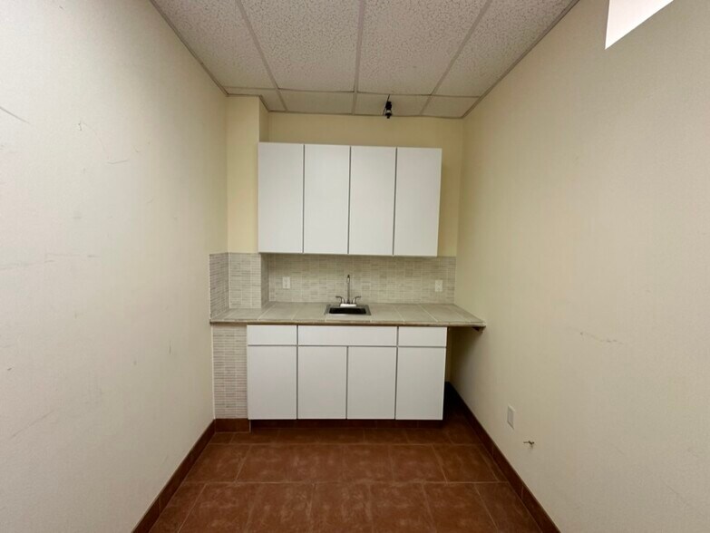 More Photos Of 76 Viaduct Rd, Stamford Warehouse For Lease