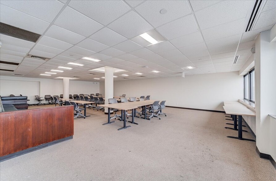 More Photos Of 1 Edgewater St, Staten Island Office For Lease