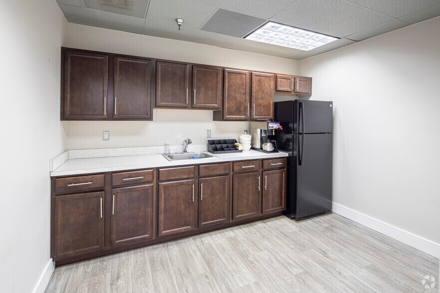 More Photos Of 2560 Huntington Ave, Alexandria Office For Lease