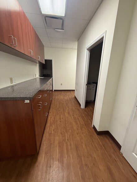 More Photos Of 13043-13045 Summerfield Sq, Riverview Medical For Sale