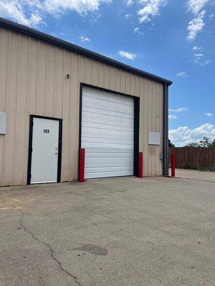 More Photos Of 410-412 Elwood Rd, Irving Warehouse For Lease