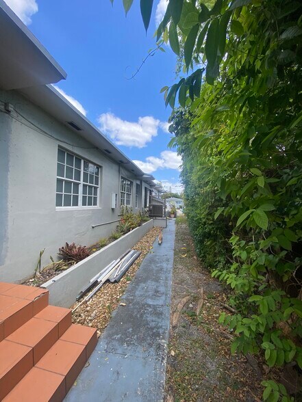 More Photos Of 3080 W Flagler St, Miami Medical For Sale