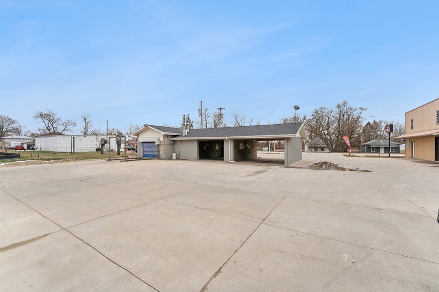 More Photos Of 630 W Elkhorn St, Arlington Freestanding For Sale