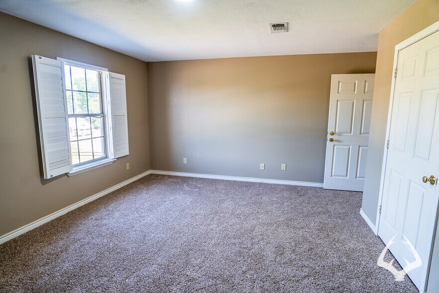 More Photos Of 205 N Wheeler Rd, Colmesneil Office For Sale