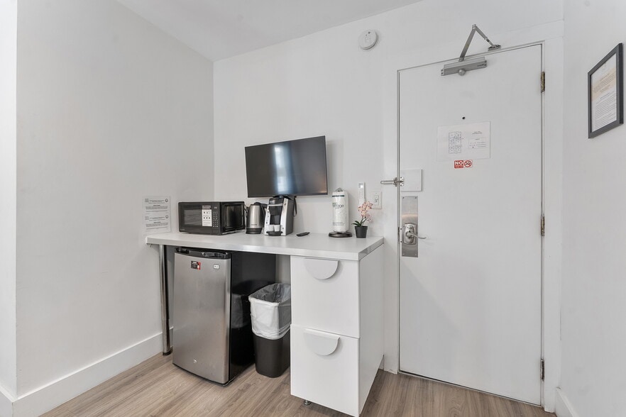 More Photos Of 3020-3024 Seville St, Fort Lauderdale Hotel For Sale